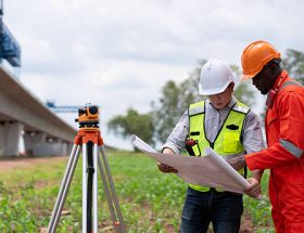 Le géomètre mesure et analyse les terrains avec une grande précision. Ainsi, il garantit des données fiables pour la construction.