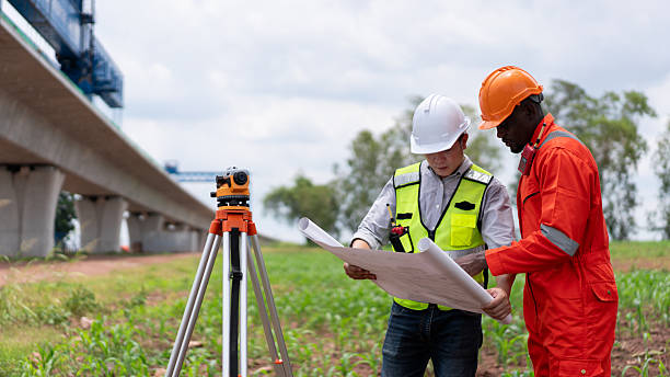 Le géomètre mesure et analyse les terrains avec une grande précision. Ainsi, il garantit des données fiables pour la construction.