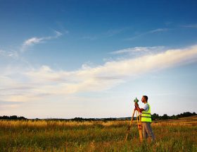 Un géomètre réalise des mesures précises sur le terrain. Ainsi, il collecte des informations utiles pour la cartographie. De plus,