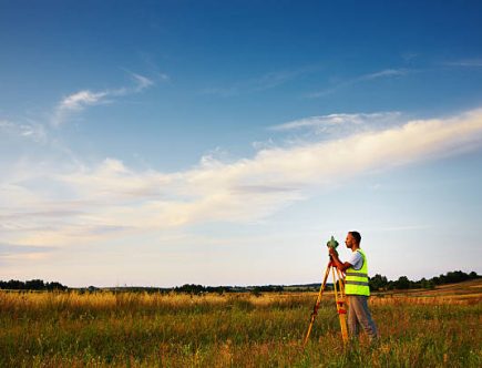 Un géomètre réalise des mesures précises sur le terrain. Ainsi, il collecte des informations utiles pour la cartographie. De plus,