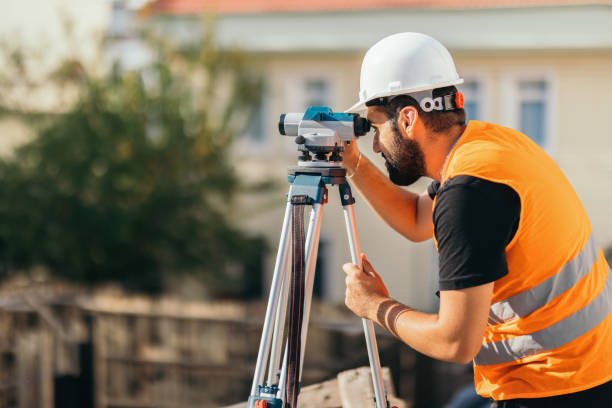 Un géomètre réalise des mesures précises pour identifier les limites d’un terrain. Ensuite, il fournit des plans officiels utiles