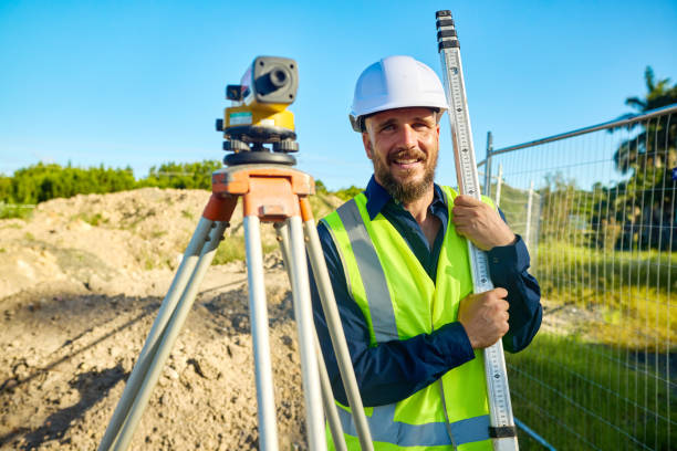 Un géomètre mesure des biens immobiliers avec précision. Ainsi, il utilise des outils professionnels. De plus, il applique